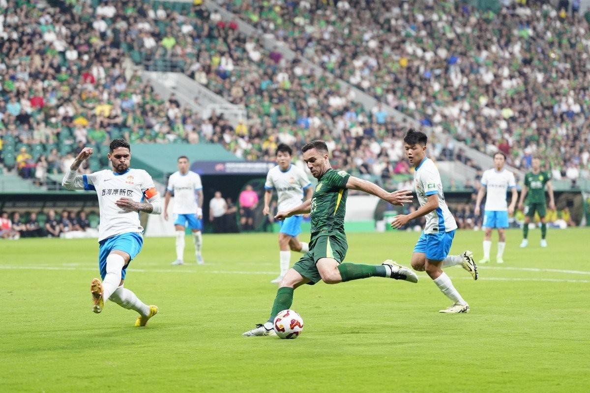 国内顶级球队争夺冠军喜忧参半