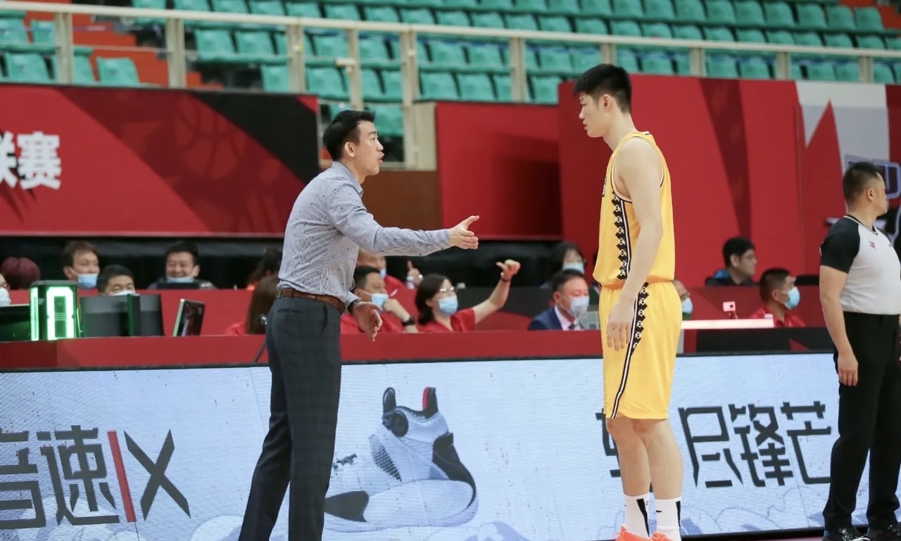 包含福建队后卫传球失误频发，球队配合欠缺的词条