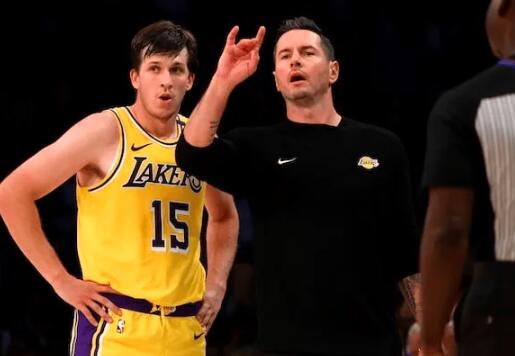 包含福建队后卫传球失误频发，球队配合欠缺的词条