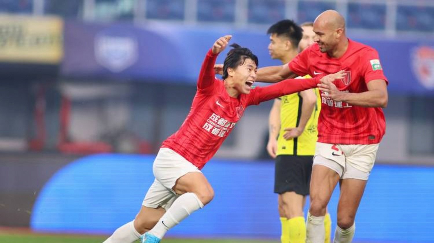 运动员受伤退出，队伍换上替补选手