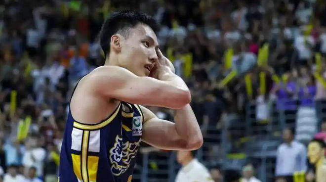 运动员受伤退出，队伍换上替补选手