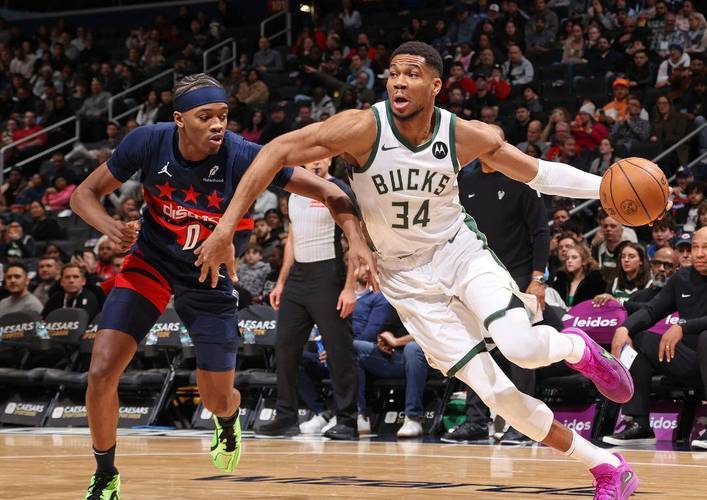 关于雄鹿主场大胜篮网，字母哥攻下35分的信息