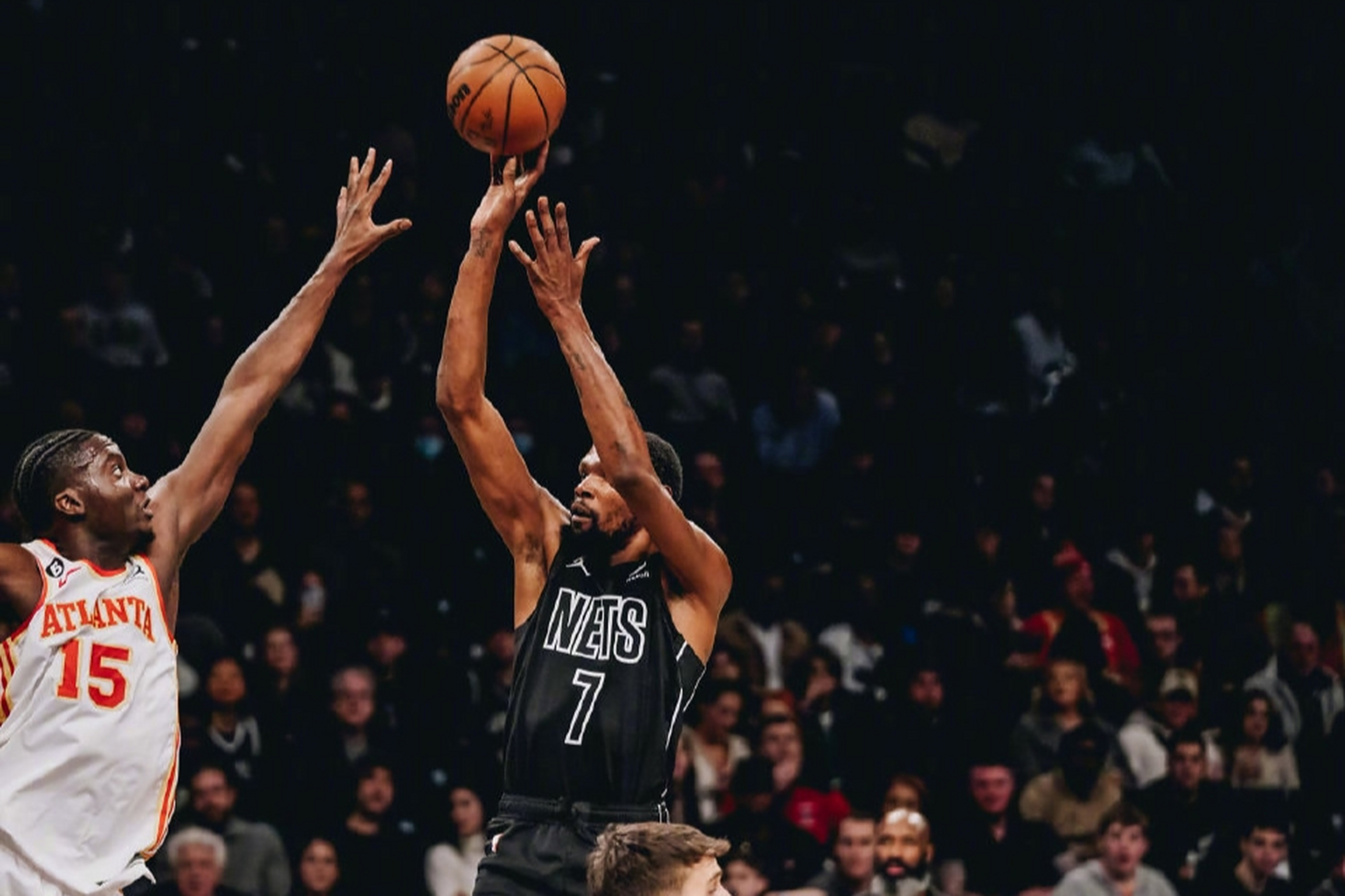 「篮网击败黄蜂，杜兰特表现抢眼」