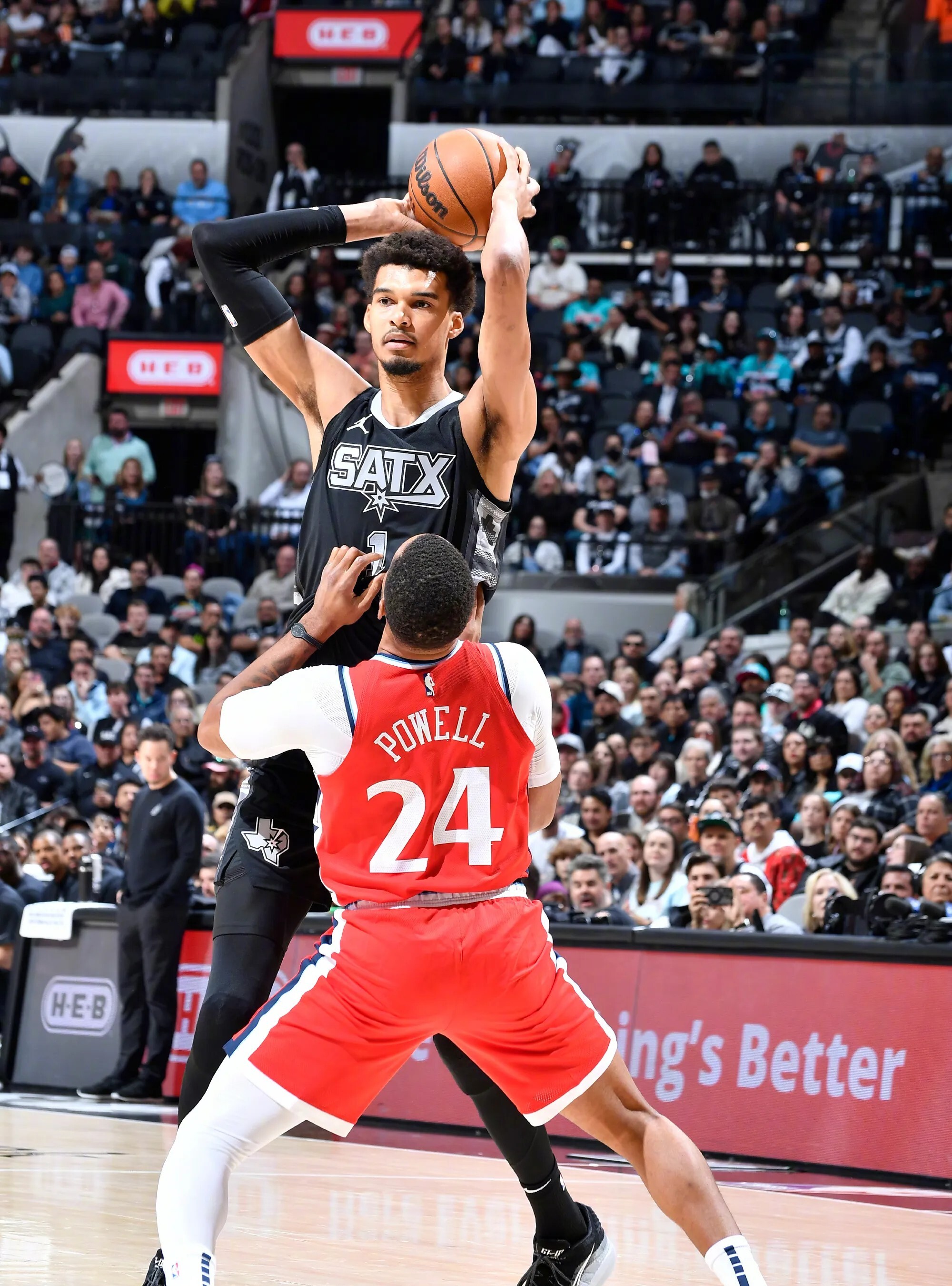 快船击败马刺取得四连胜 快船击败马刺取得四连胜